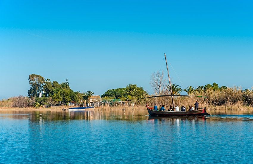 Navegando por el gran lago de la Albufera, el más grande de España.