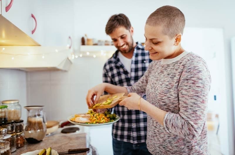 istock pareja cocinando