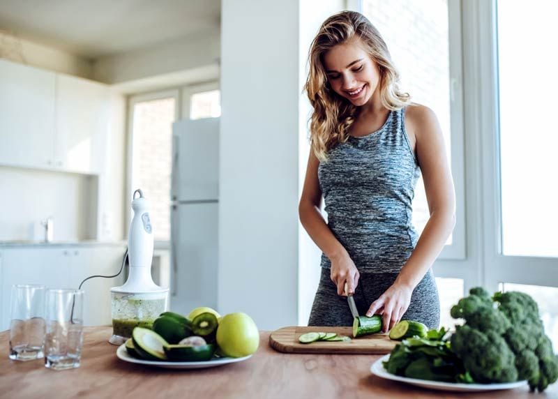 mujer cocina