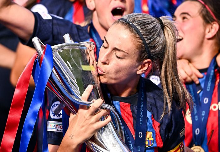 Alexia Putellas besa la copa