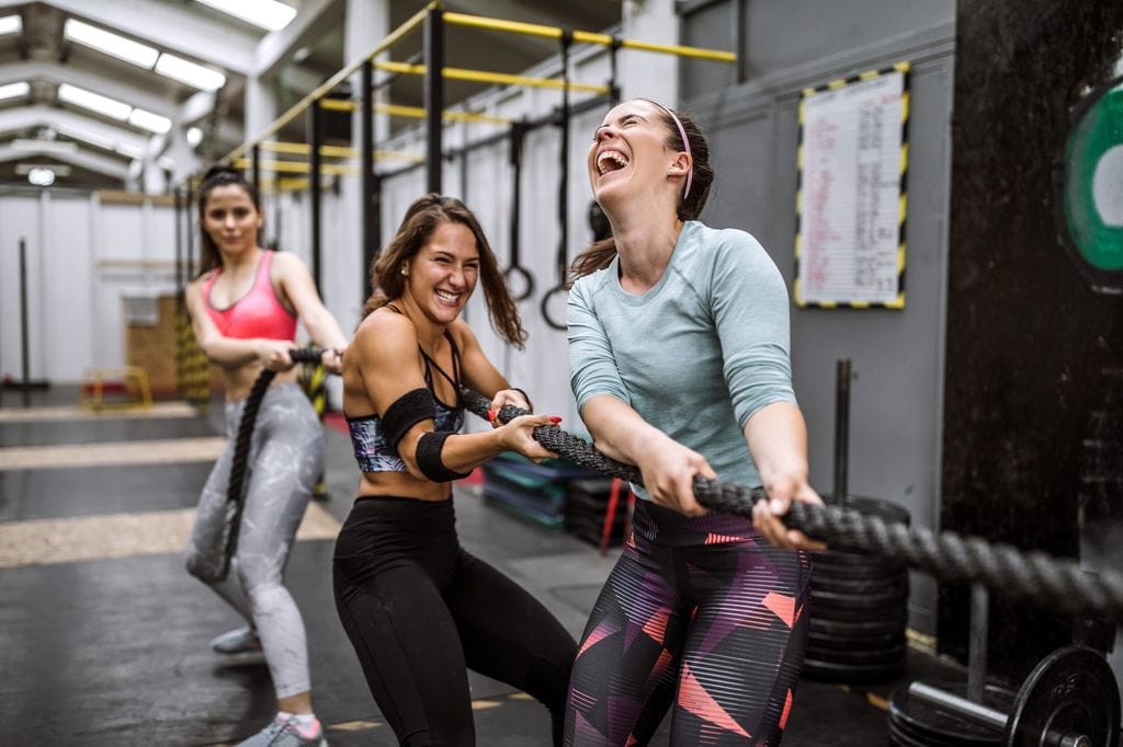 Mujeres divirtiéndose en el gimnasio