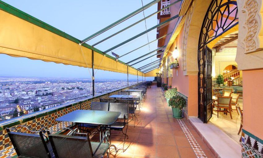 La terraza panorámica del Alhambra Palace es uno de los mejores miradores de la ciudad de Granada.