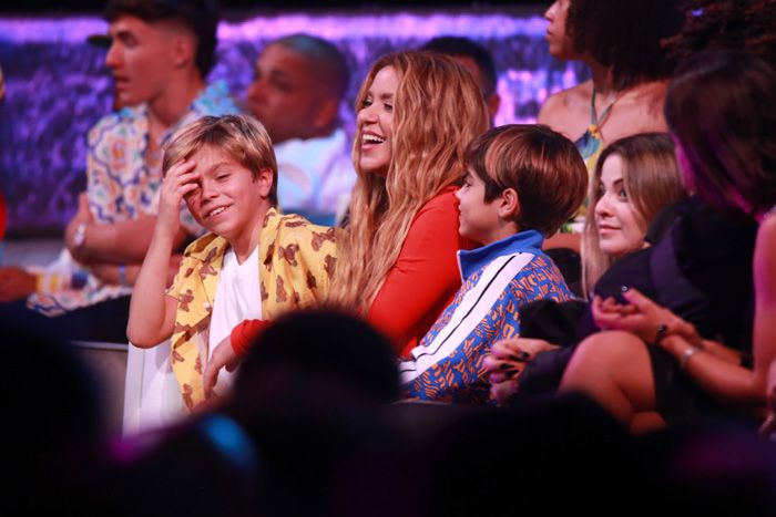 Shakira con sus hijos en los Premios Juventud 2023