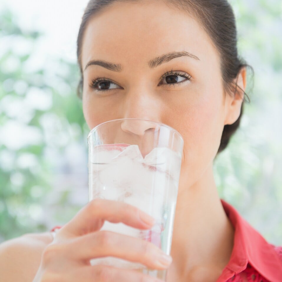 Beneficios tomar agua fría