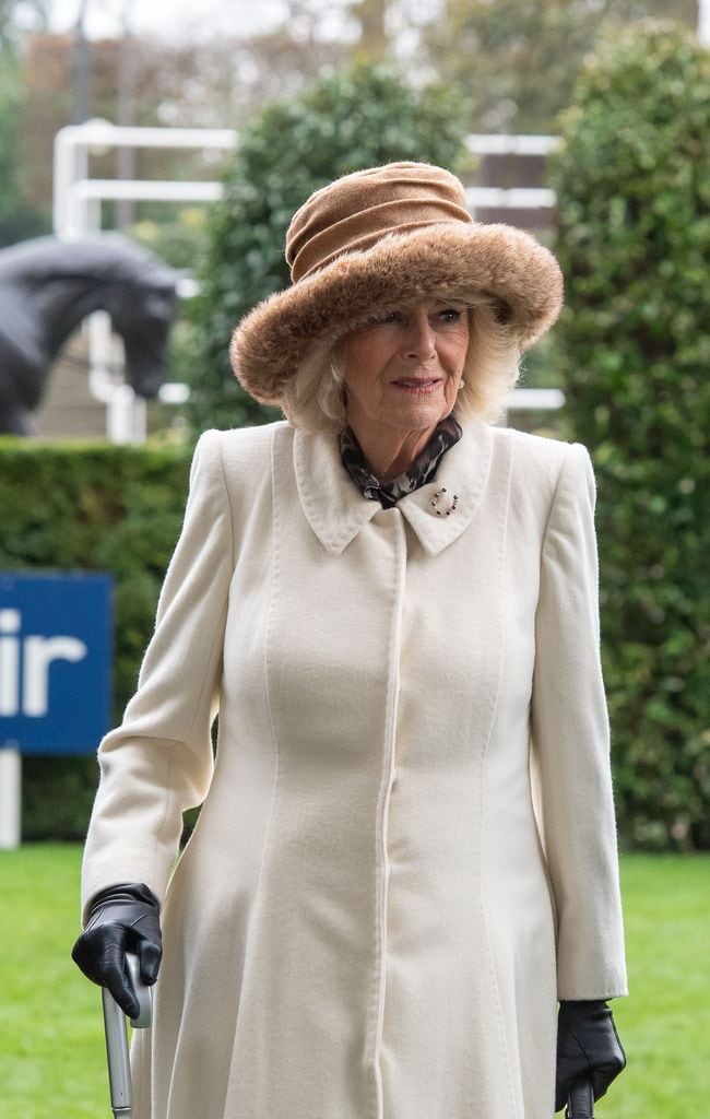 La reina Camilla en el hipódromo de Ascto el 15 de febrero de 2025