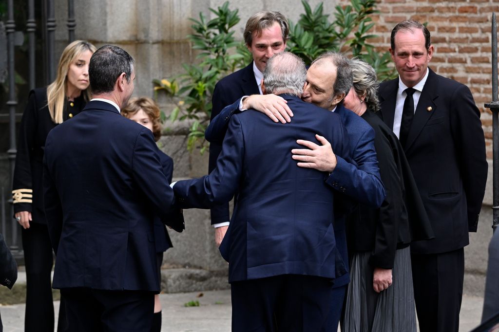 La última foto de Juan Gómez-Acebo en el funeral de su hermano Fernado Gómez-Acebo el 8 de abril de 2024