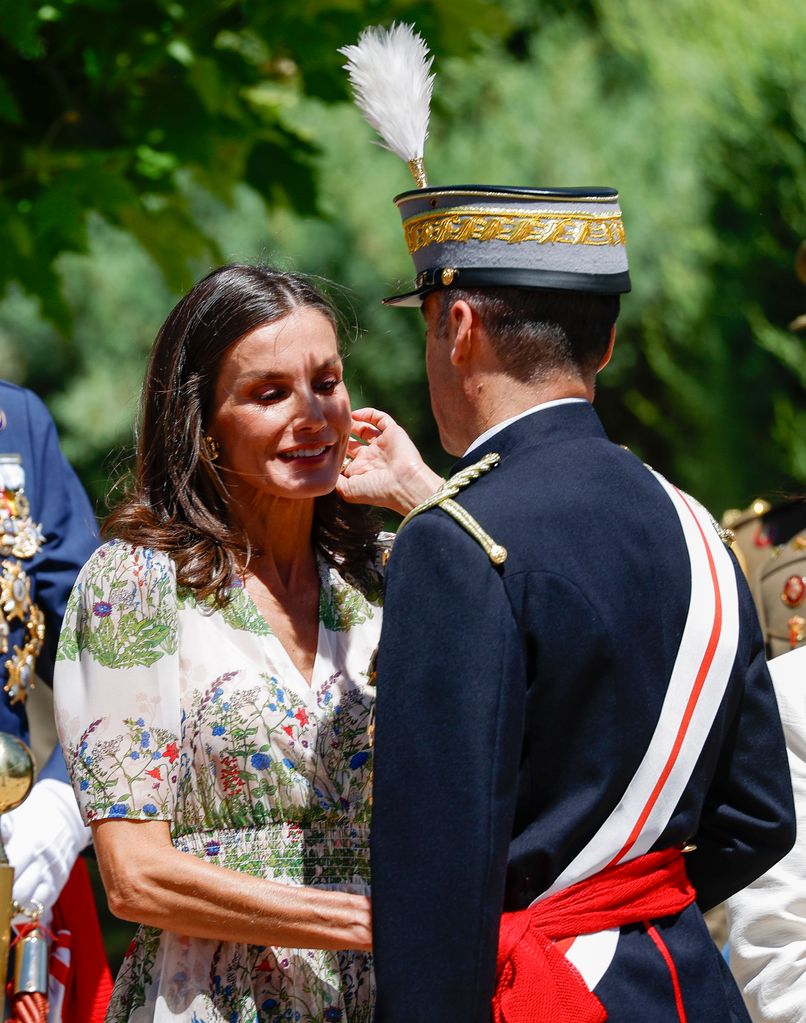 La reina Letizia saluda a Manuel Pérez López, director de la Academia General Militar de Zaragoza, durante la entrega de los despachos, 3 de julio de 2024