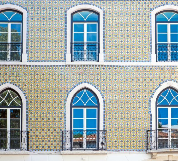 La ciudad es un conglomerado de colores, con casas encaladas, tejados de teja y fachadas de azulejo multicolor.
