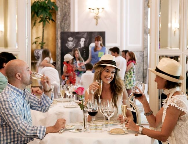 El brunch dominical del Hotel Ritz se realiza en el elegante Salón Alfonso XIII, y es una de las citas más 'chic' de cuantas se celebran en la capital.
