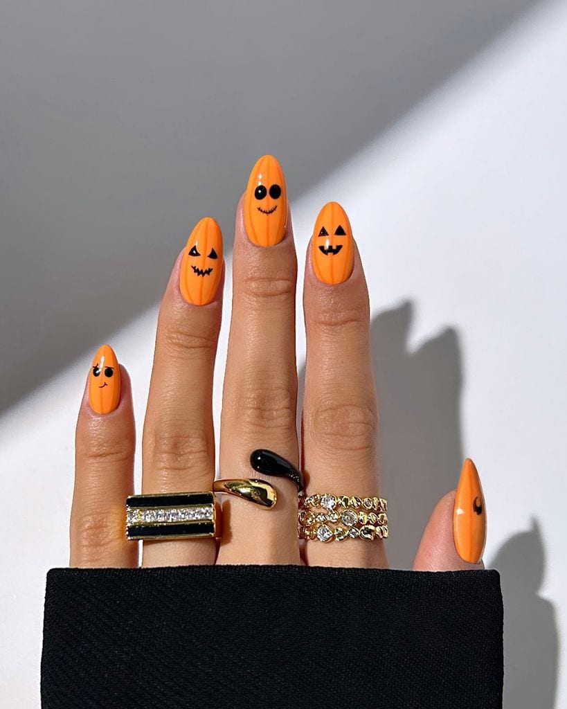 Manicura de Halloween con calabazas