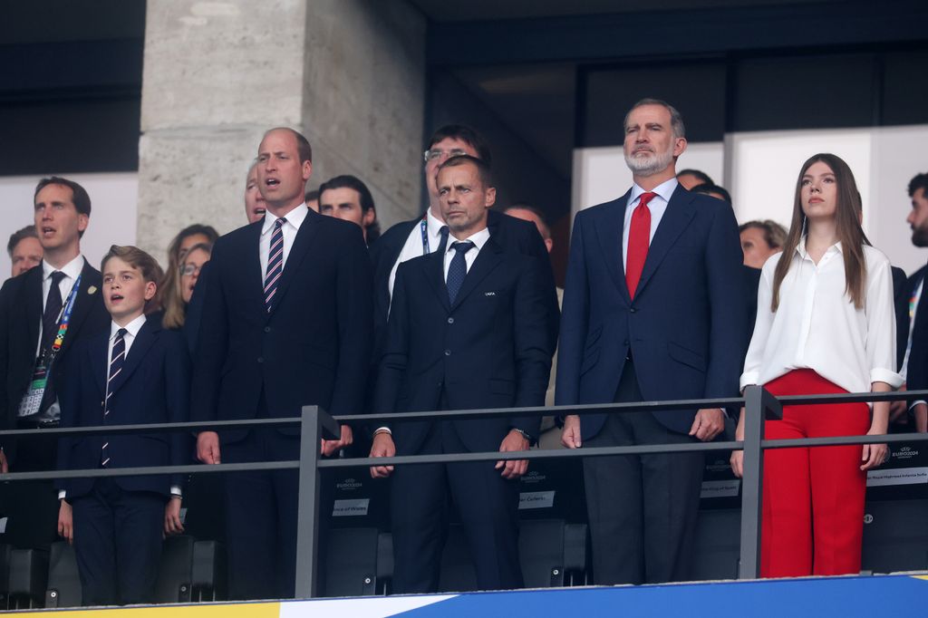 William, George, Felipe y Sofía se sentaron juntos en el palco del estadio