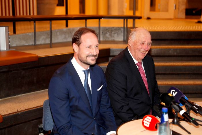 Harald de Noruega con el príncipe Haakon