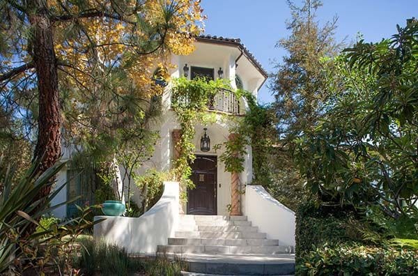 Esta preciosa vivienda, ubicada en el barrio residencial de Los Ángeles de 'Los Feliz', fue construida en 1924 por el arquitecto AF Leitch.

© WESTSIDE ESTATE AGENCY
