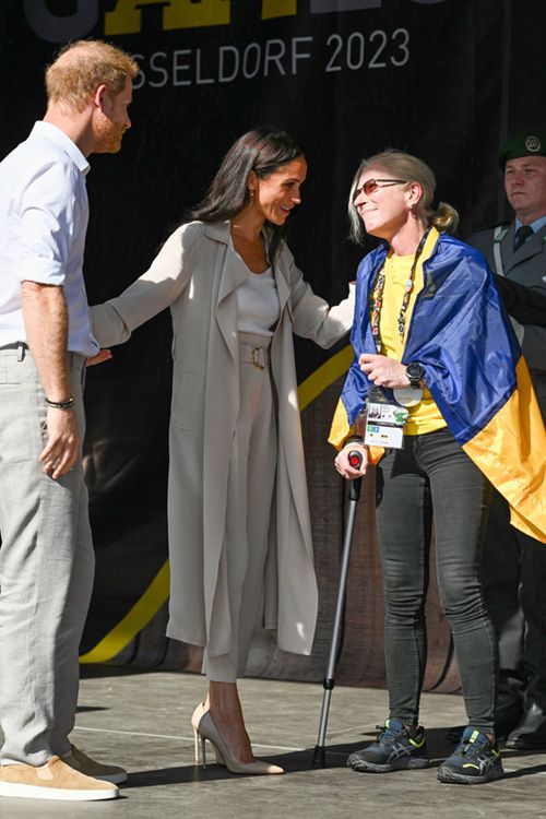 Harry y Meghan con una de las galardonadas