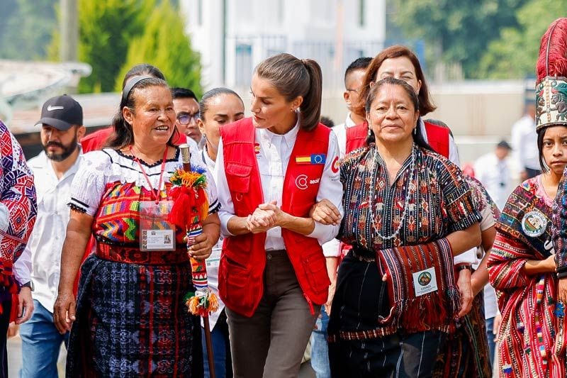 La reina charlando con las mujeres indígenas en Guatemala
