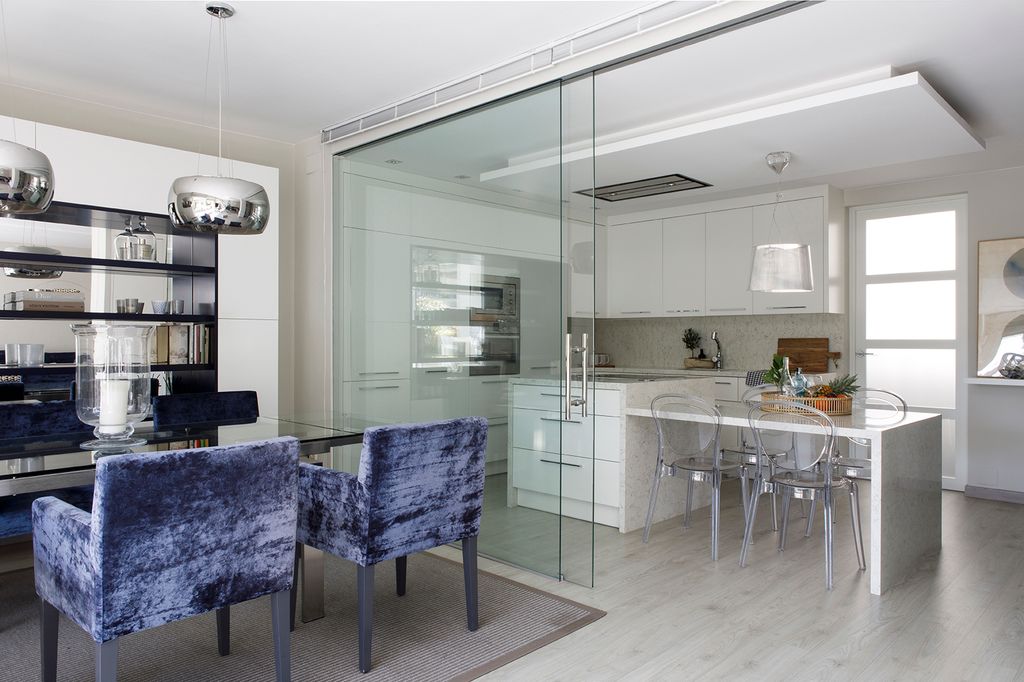 Cocina con paredes de cristal y office con sillas transparentes