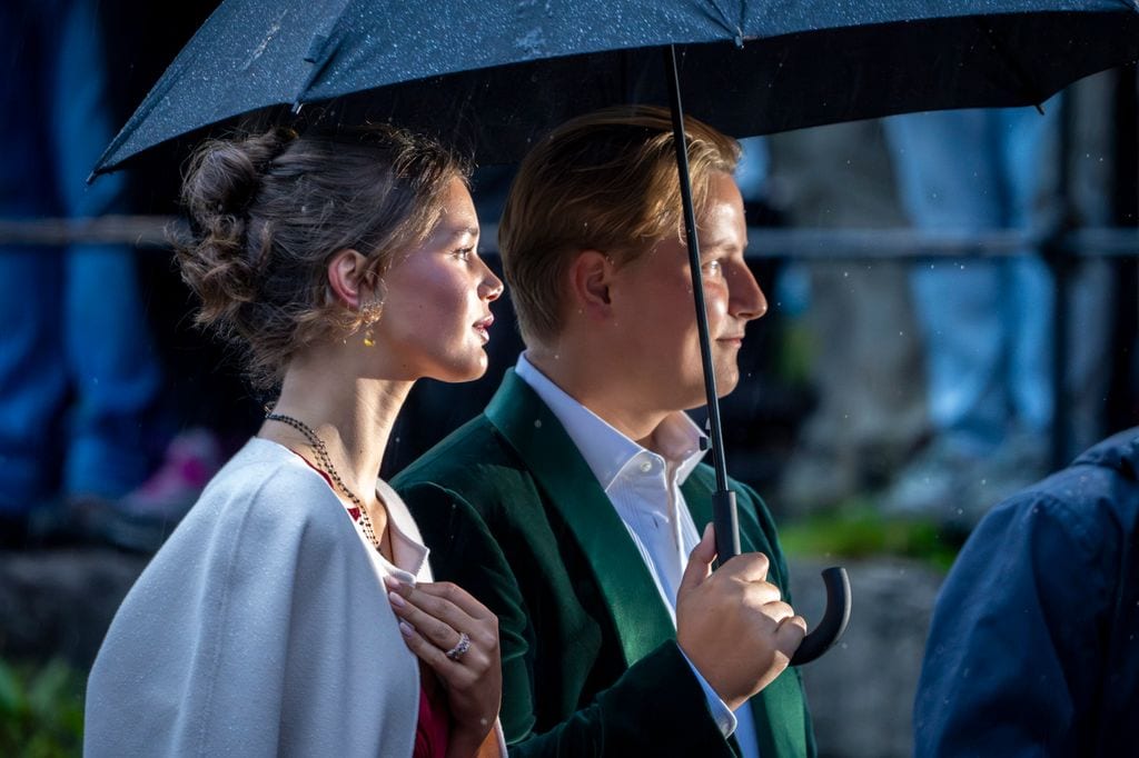 Sverre Magnus y Amalie Giæver Macleod en la boda Marta Luisa de Noruega y Durek Verrett