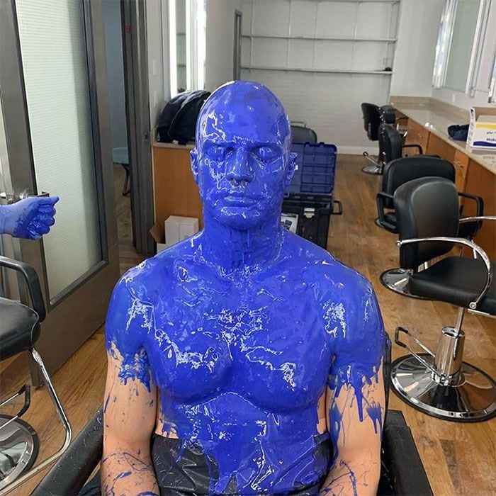 Jamie Dornan, bañado en pintura azul