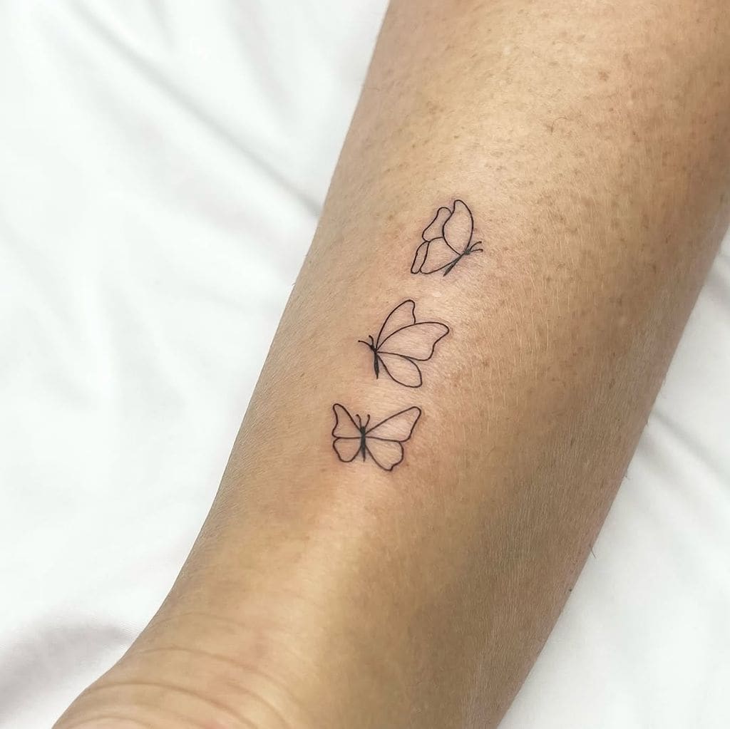 Tatuaje mariposa minimalista volando