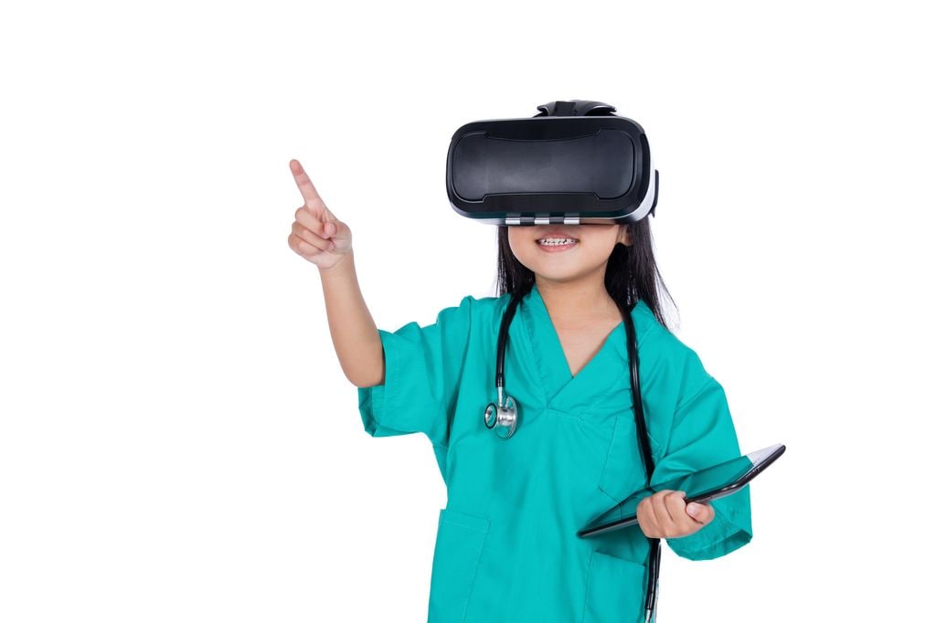 Niña con gafas de realidad virtual vestida de médico