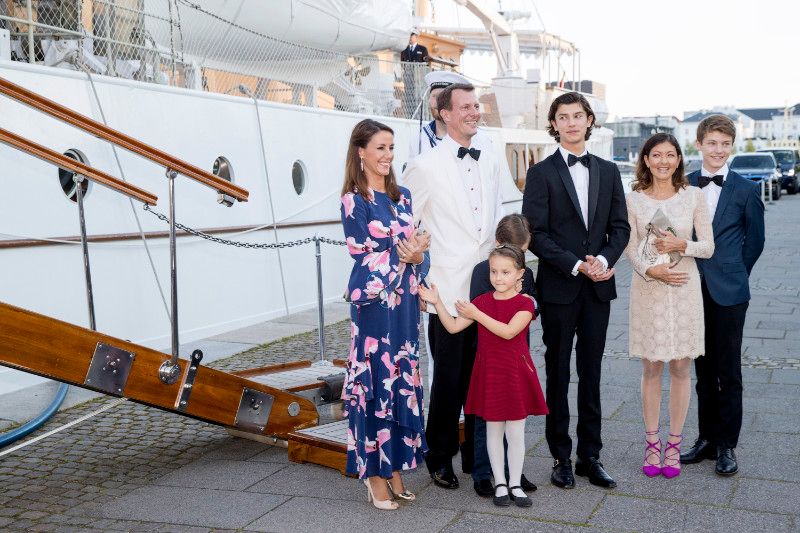 Nicolás y Félix de Dinamarca con su madre y con su padre y la princesa Marie