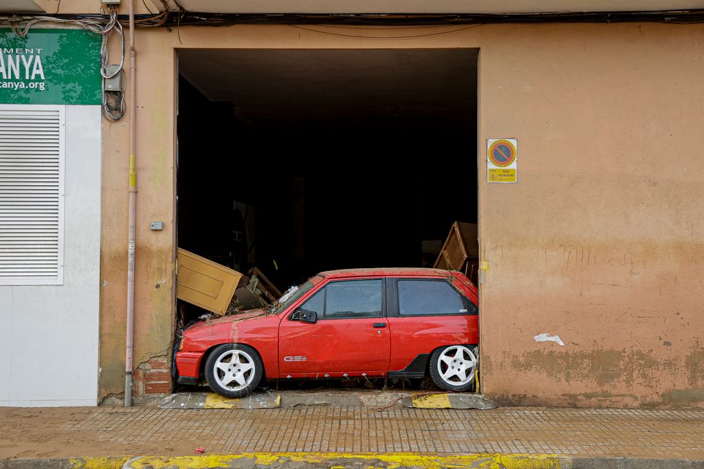 Coche atrapado por la DANA