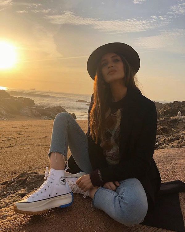 Sara Carbonero con zapatillas Converse de plataforma