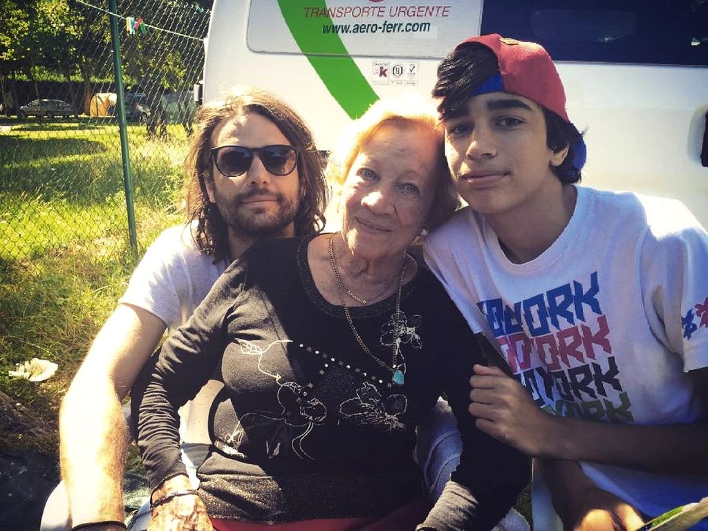 Jon y Daniel Arias posan con su abuela, Teresa