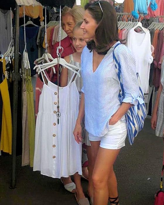 La princesa Leonor y la infanta Sofía, de compras en Mallorca con su madre y su abuela