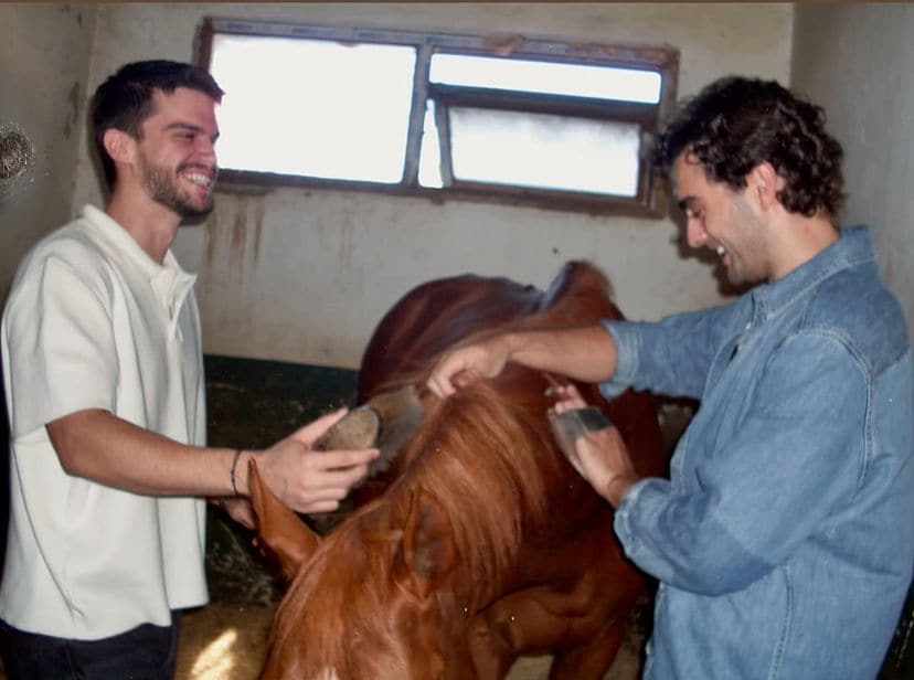 Yiğit Koçak y Eren Ören, Ömer y Kaan en 'Hermanos', se divirtieron de lo lindo peinando a los caballos