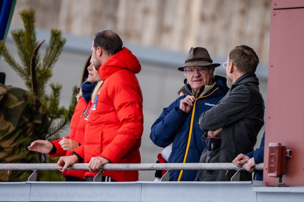 Carlos Gustavo de Suecia, Haakon de Noruega, Sonia de Noruega y Mette-Marit de Noruega en el campeonato de Esquí de 2025