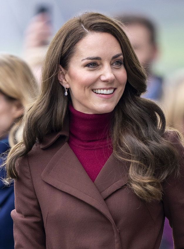 Kate Middleton abrigo marrón cinturón Cornwall