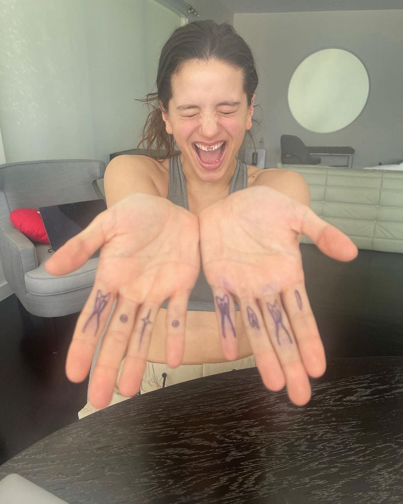 Rosalía con los dedos tatuados