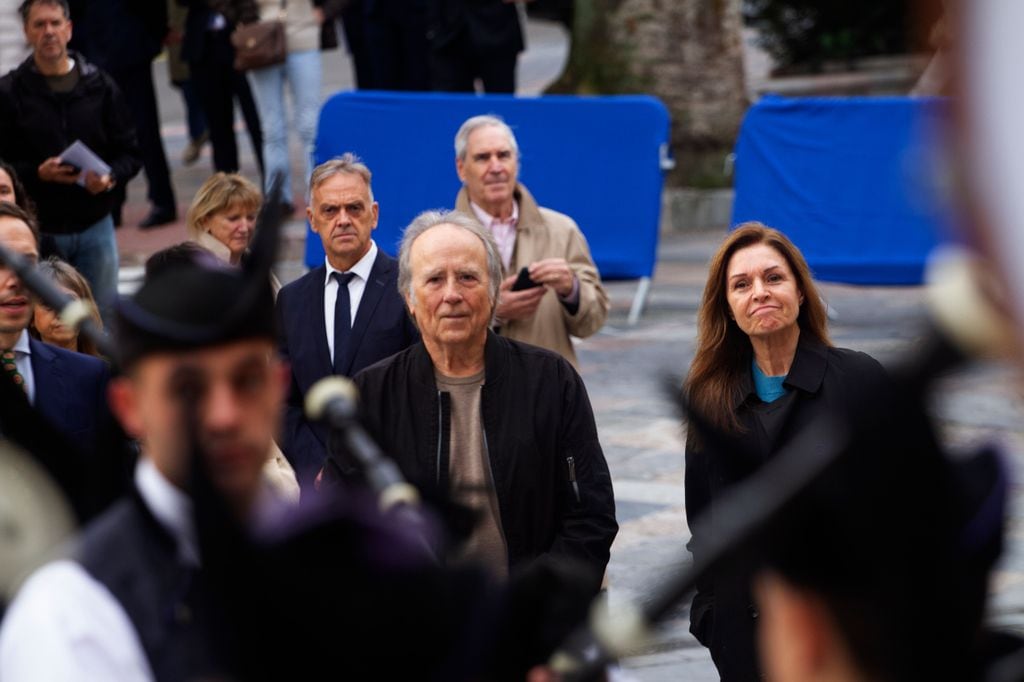 Joan Manuel Serrat junto a su mujer, Candela, en Oviedo