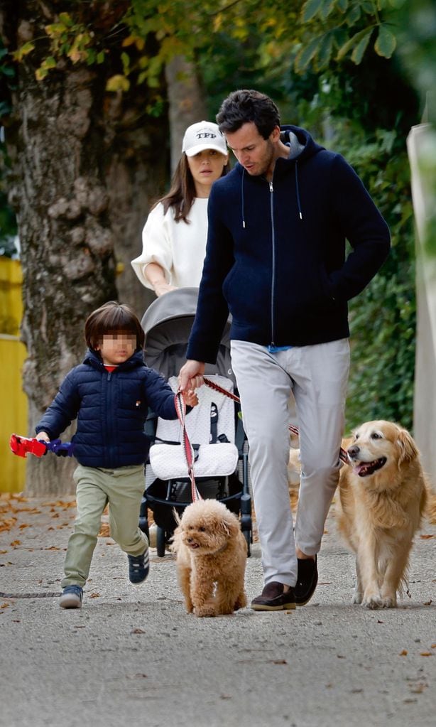 Hola 4135. Tamara Falcó e Íñigo Onieva con su sobrino y mascotas.