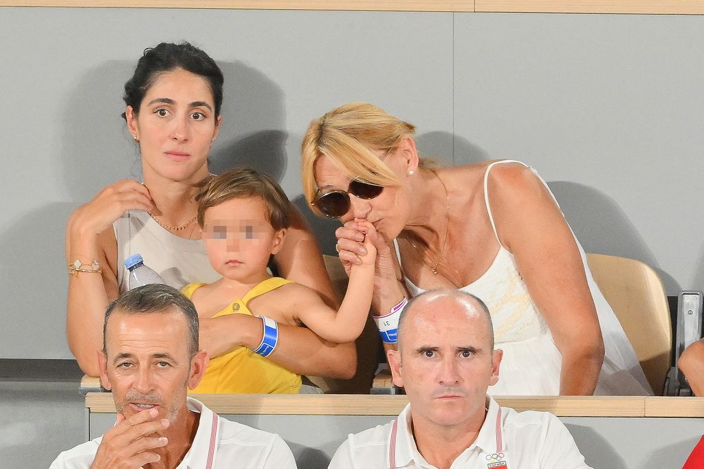 Mery Perelló con su suegra y su hijo durante el partido de Rafa Nadal y Carlos Alcaraz del 31 de julio de 2024 en los Juegos Olímpicos de París