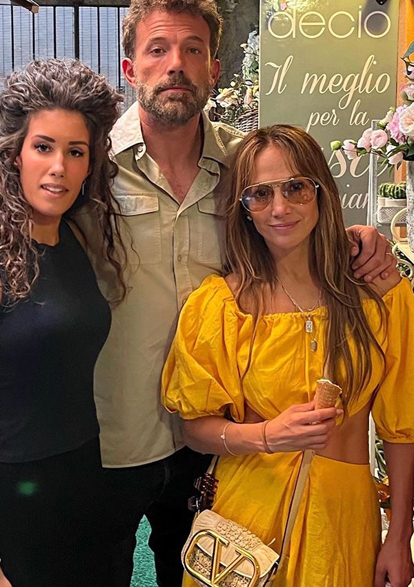 Jennifer Lopez en Italia con vestido 'cut out' amarillo