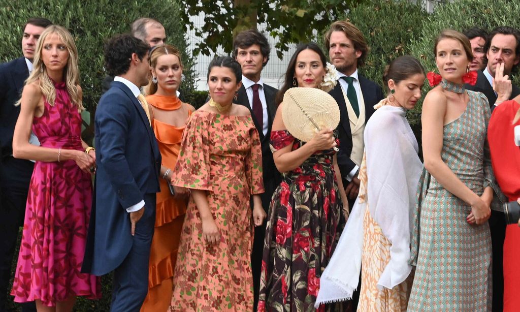 Tamara Falcó y Teresa Urquijo, junto a Alejandra Onieva, el empresario Chiqui Calleja y otros invitados, en la boda de Luisa Bergel.