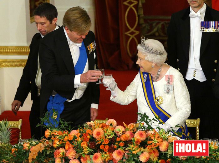 Espectacular desfile de tiaras en la cena de gala en honor a los reyes de Holanda en Buckingham