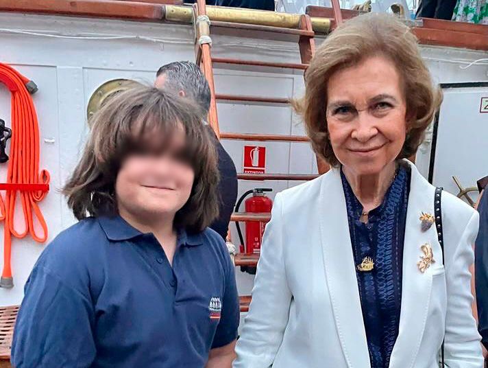 Nicolás, el hijo de Nicolás Vallejo-Nágera, con la reina emérita en la salida de Elcano 