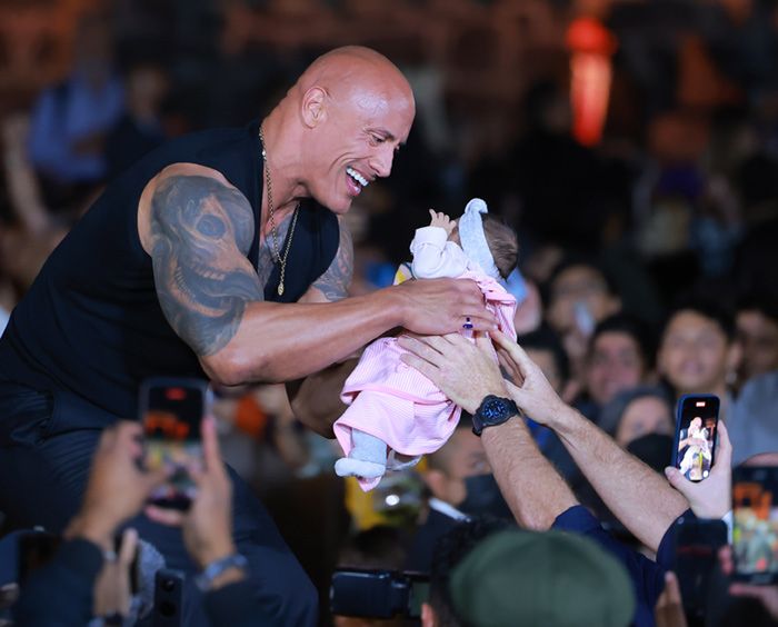 El tierno momento protagonizado por Dwayne Johnson con un bebé