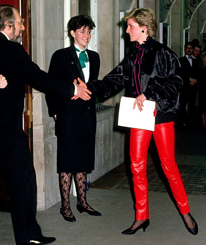 Diana de Gales en 1997 con pantalón de cuero rojo