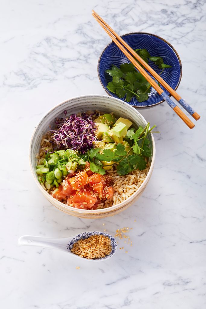 Poke bowl con salmón fresco y crudo y otros ingredientes