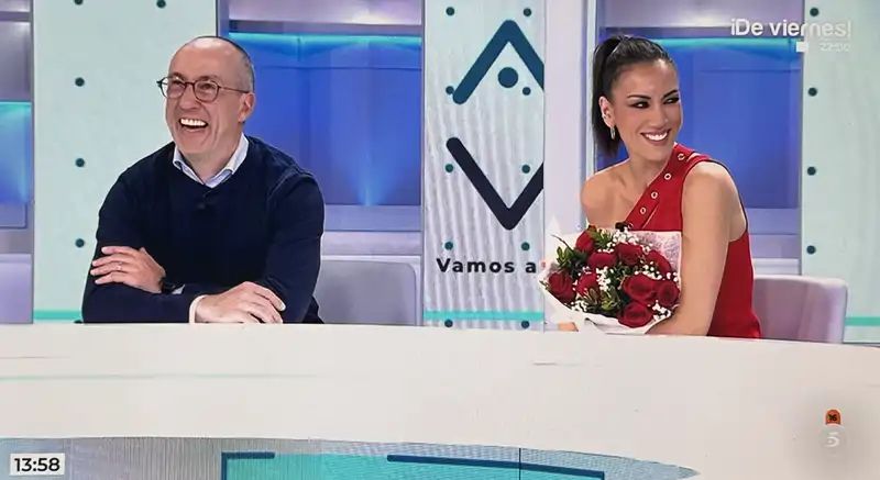 Patricia Pardo recibe un ramo de flores de Christian Gálvez por San Valentín