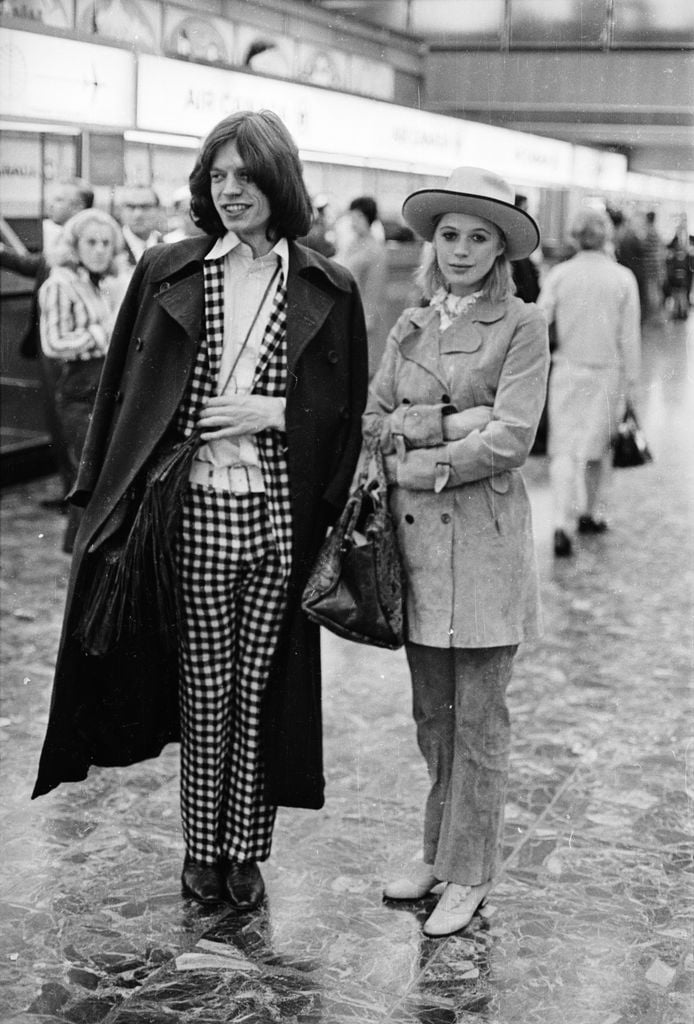 Marianne Faithfull y Mick Jagger en el aeropuerto de Londres en 1969.