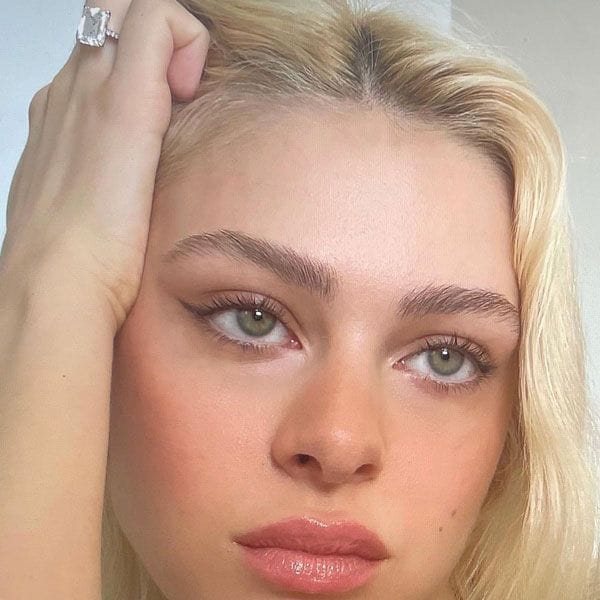 Nicola Peltz con anillo de compromiso