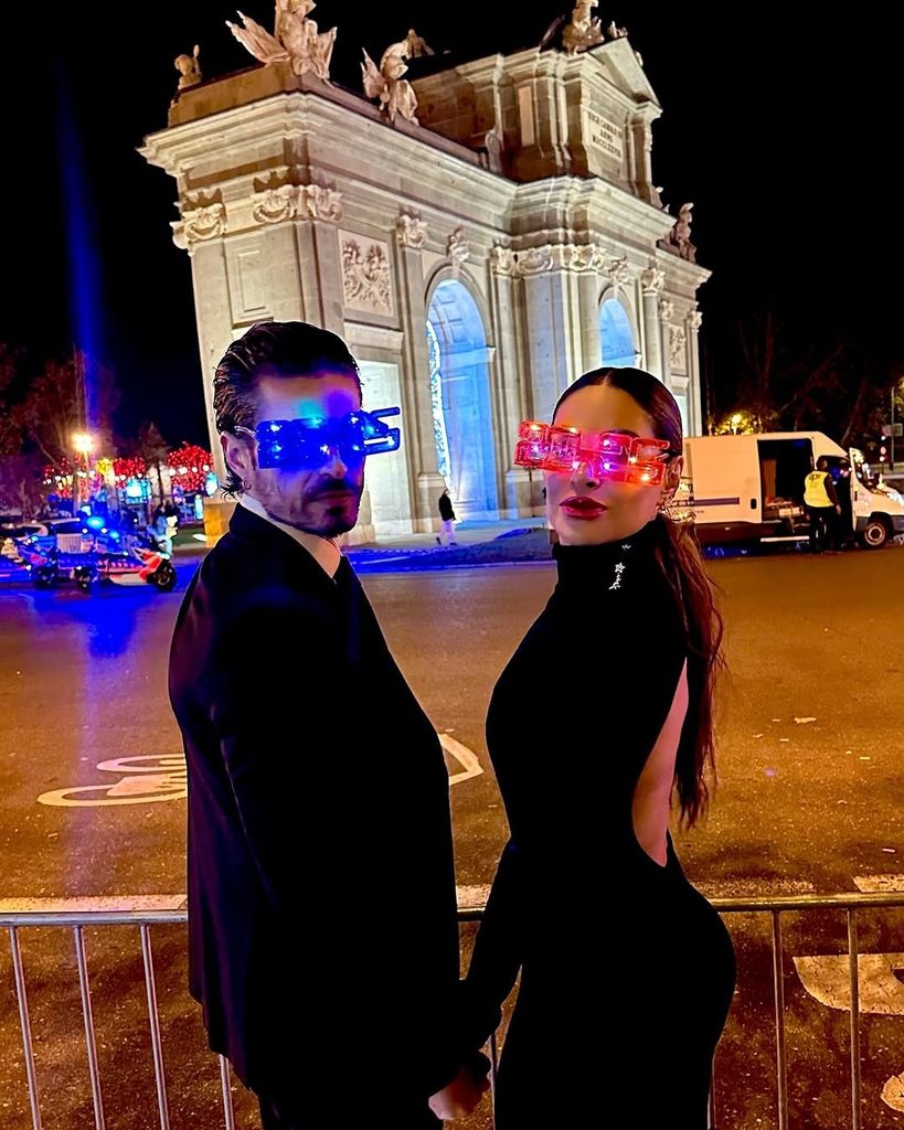 La conductora con su novio, el español, Isaac Moreno, con la Puerta de Alcalá de fondo.