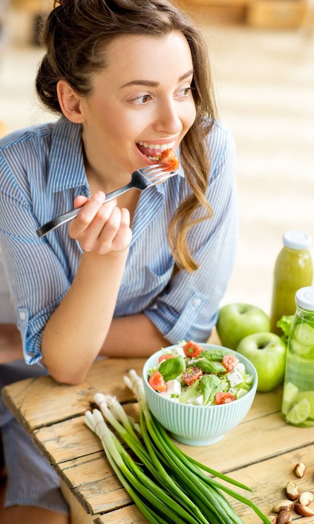 mujer comiendo verduras