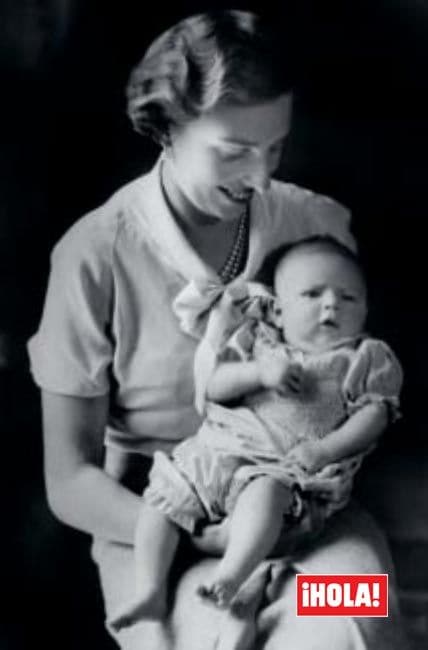 Sandra, madre de Alessandro, cuando era una niña, en brazos de su madre, la infanta Beatriz de Borbón
