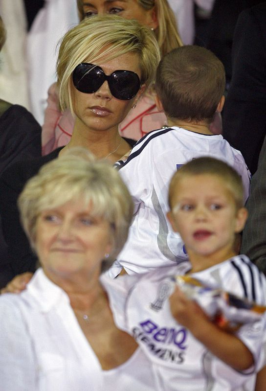Victoria Beckham junto a su suegro y sus dos hijos en el Santiago Bernabéu 